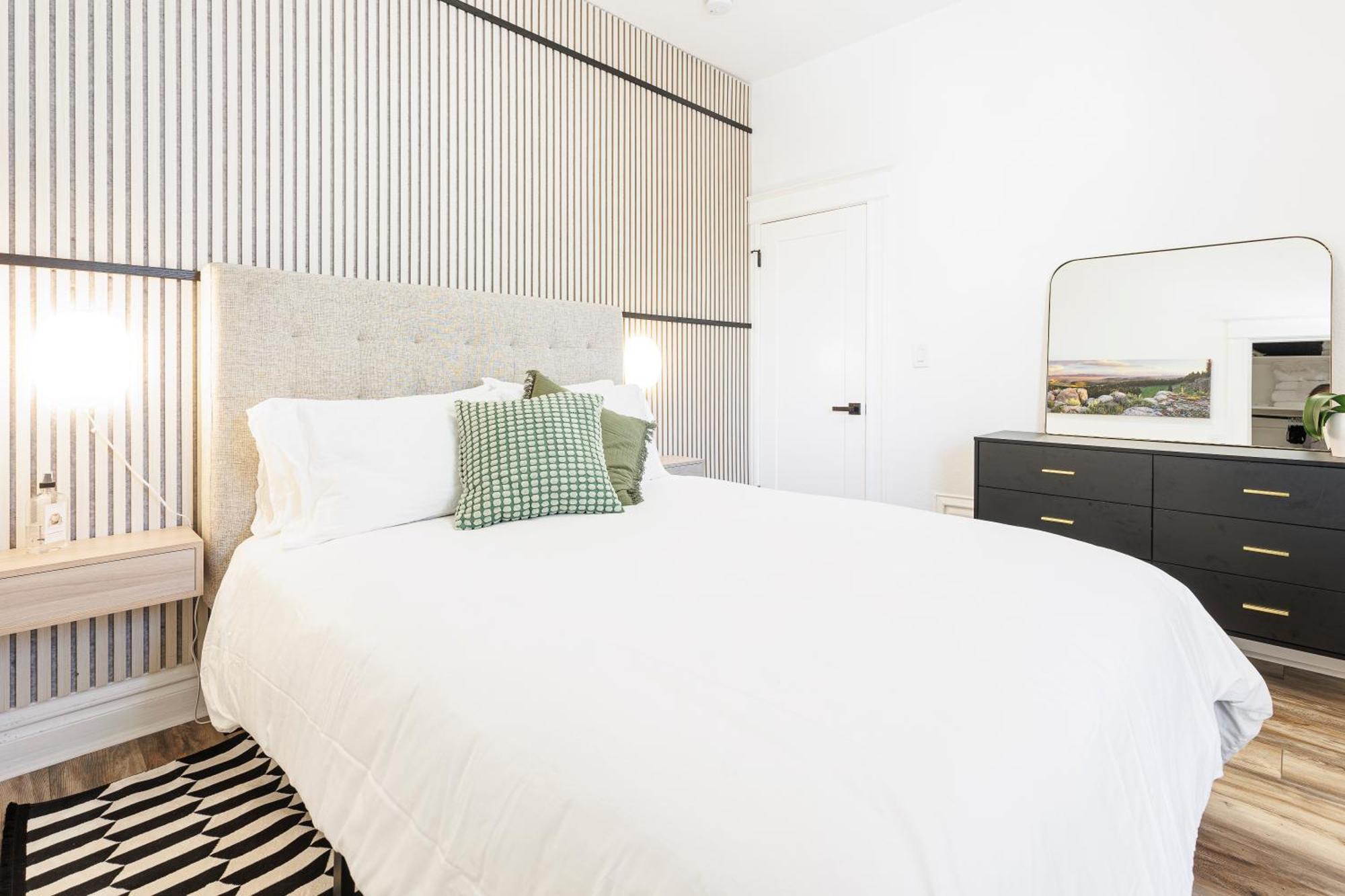 Holiday home Lux Newly Remodeled Dt, Patio, Fully Stocked 5bd, 3ba