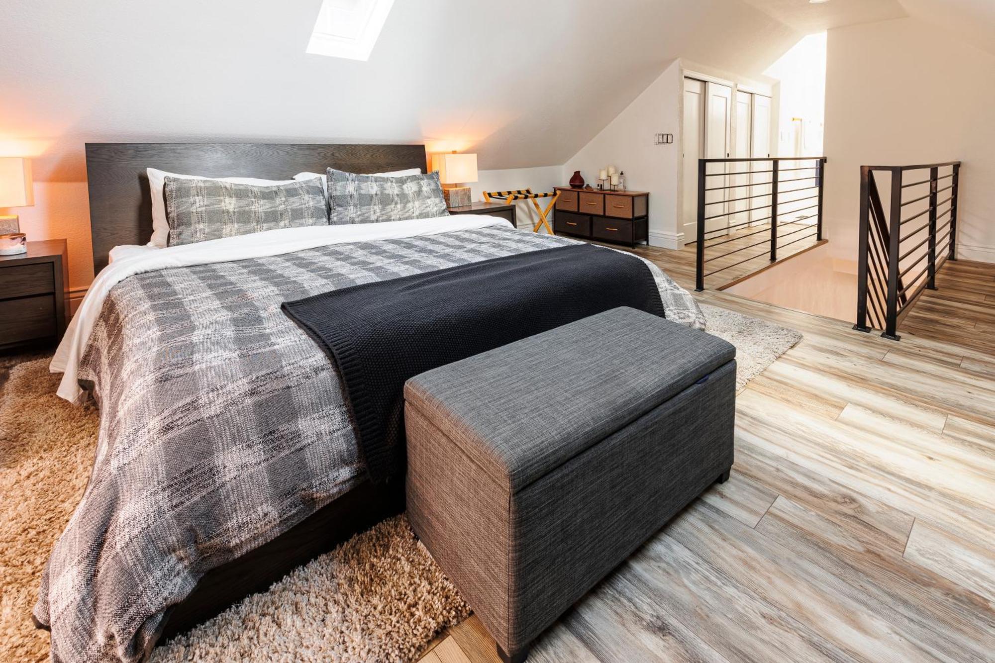 Lux Newly Remodeled Dt, Patio, Fully Stocked 5bd, 3ba Denver