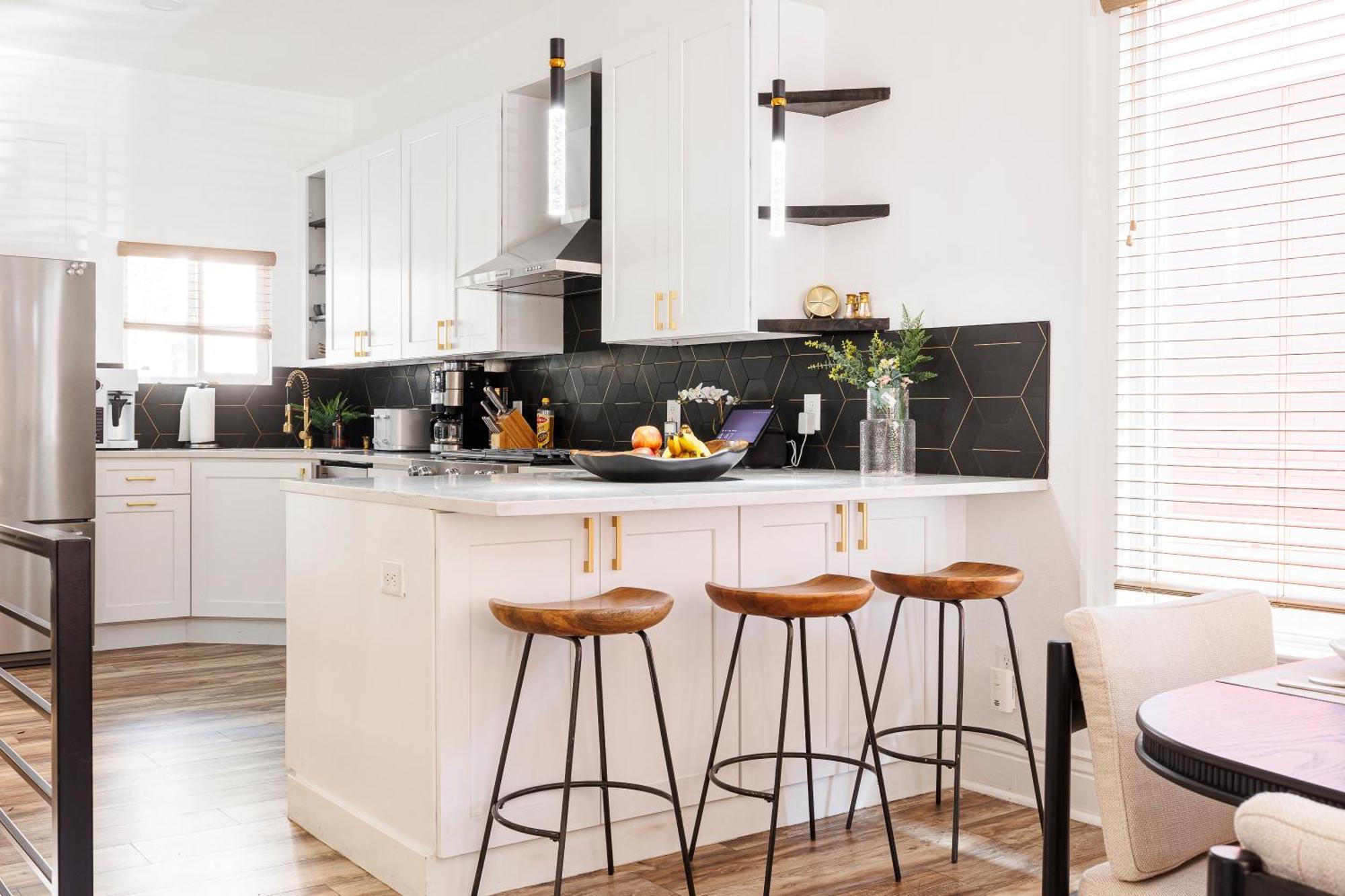 Lux Newly Remodeled Dt, Patio, Fully Stocked 5bd, 3ba