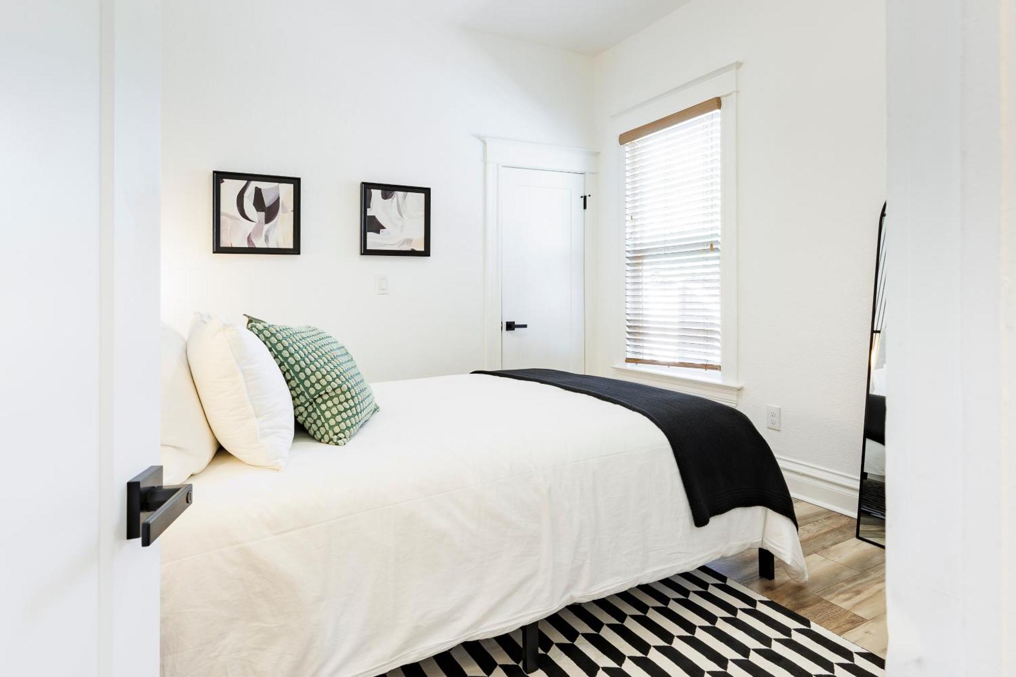Lux Newly Remodeled Dt, Patio, Fully Stocked 5bd, 3ba Holiday home