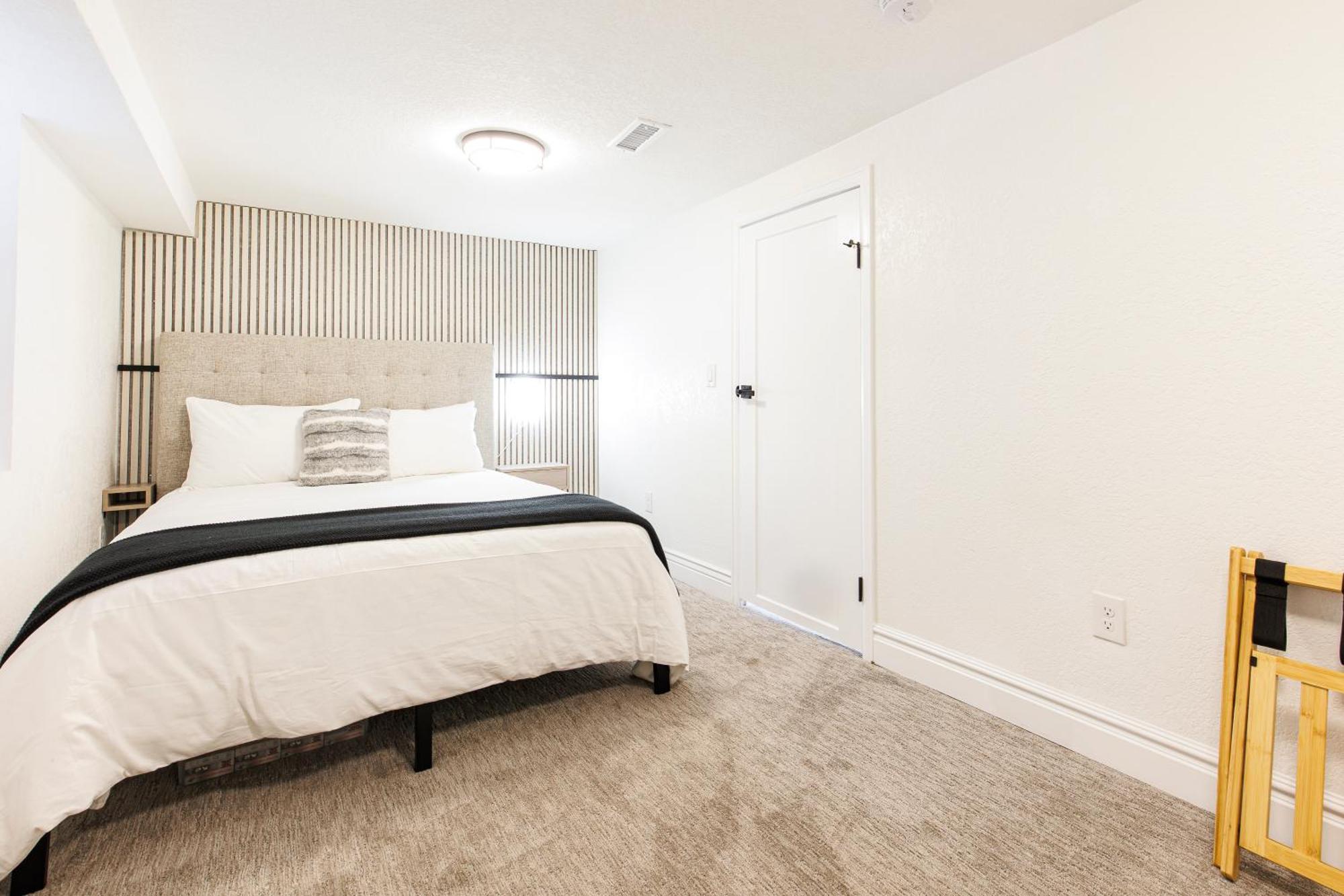 Lux Newly Remodeled Dt, Patio, Fully Stocked 5bd, 3ba *