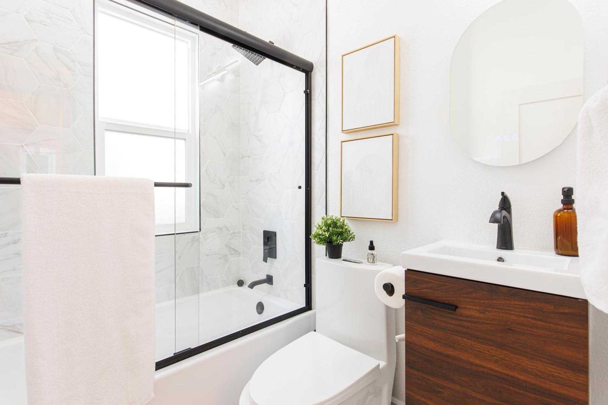Lux Newly Remodeled Dt, Patio, Fully Stocked 5bd, 3ba Holiday home